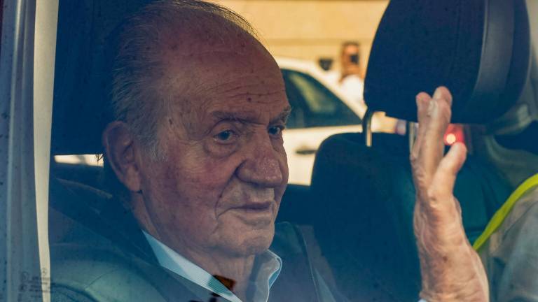 El rey emérito Juan Carlos I saluda a su llegada este miércoles al domicilio de su amigo y anfitrión Pedro Campos, presidente del Real Club Náutico de Sanxenxo, en su segunda visita a España desde que decidió marcharse a vivir a Abu Dabi en agosto de 2020. Foto: EFE