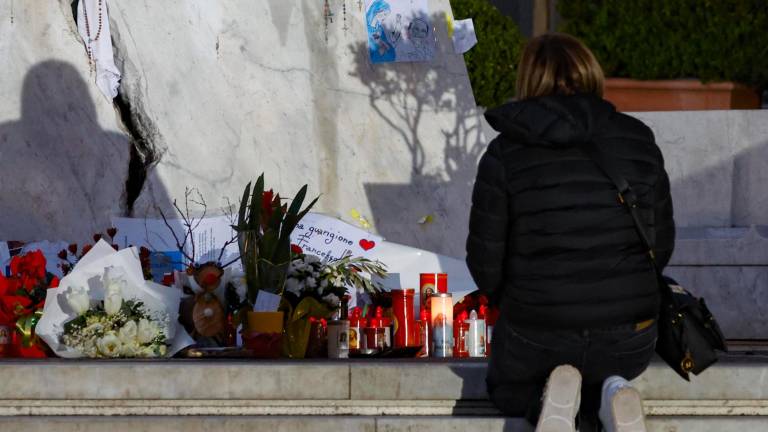 Una mujer reza por el Papa. Foto: EFE