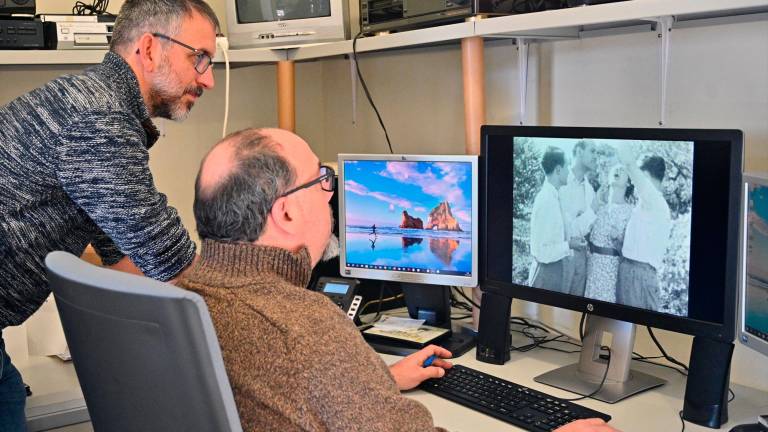 Dos técnicos del Centre de la Imatge Mas Iglesias de Reus, visionando un vídeo de la cinemateca. Foto: Alfredo González