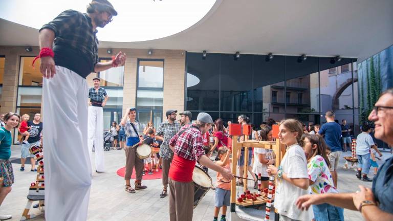 Els Joglars de la Bota van encetar la festa amb una cercavila de xanquers davant el museu. Foto: Àngel Ullate