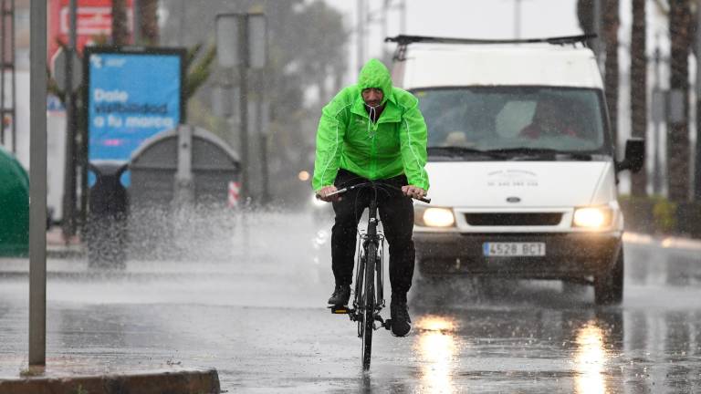 El temporal se alargará durante toda la tarde y las tormentas pueden ir acompañadas de granizo. Foto: EFE