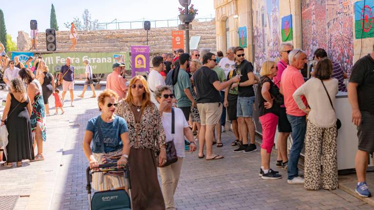 Los tarraconenses se acercaron al Cós del Bou para tomar algo. foto: àngel ullate