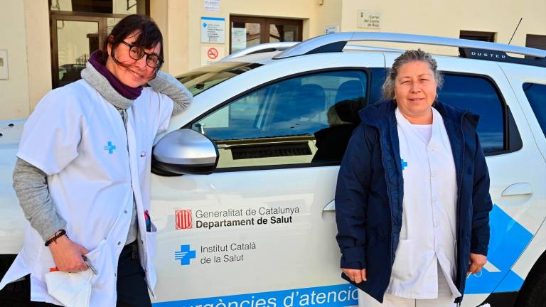 La médica Dolors Garola (izquierda) y la enfermera Mònica Chichiercha, en el CAP de Cornduella. foto: Alfredo González