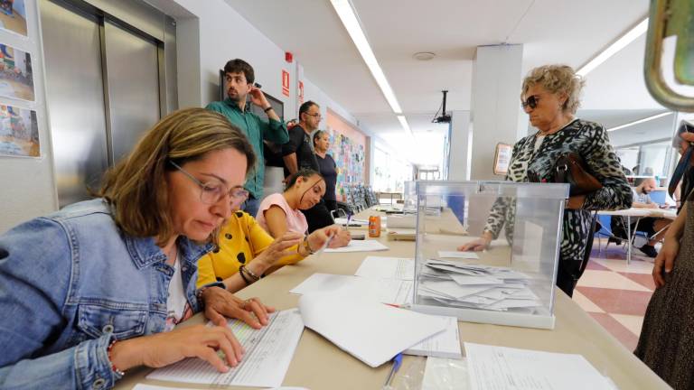 Votación en un colegio de Tarragona, el pasado 28-M. foto: pere ferré