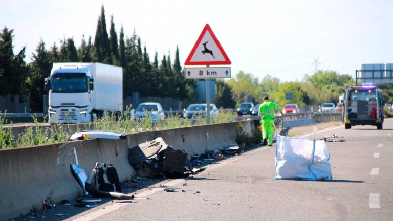 Partes de uno de los vehículos implicados en el accidente. Foto: ACN