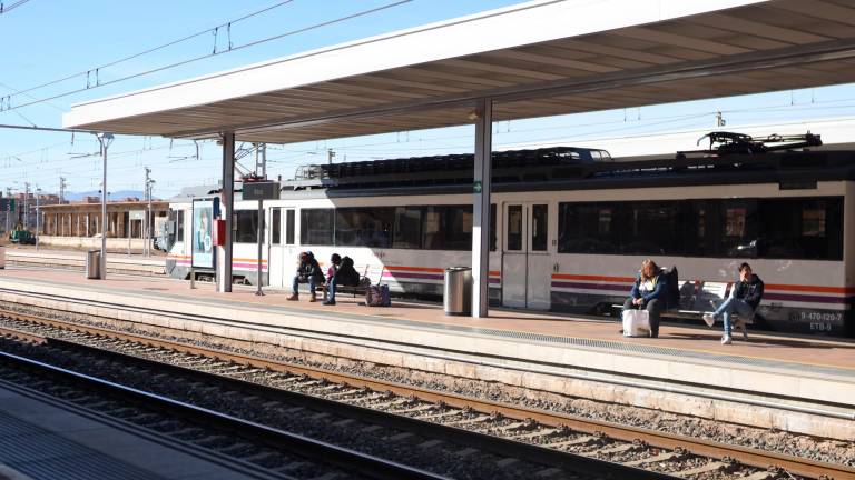 La estación de tren, ubicada en la zona del Passeig Mata, se complementará en un futuro con el apeadero de Bellissens. FOTO: Alba Mariné