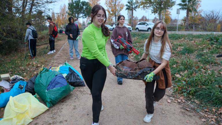 Alumnos de 4º de ESO del instituto Roseta Mauri, durante la recogida de basura que hicieron ayer en el Parc Albert Via. FOTO: Alba Mariné