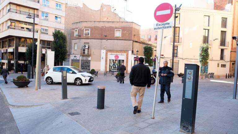 El control con lector de matrícula y bolardo entre la plaza Catalunya y el Raval de Santa Anna. Foto: Alba Mariné