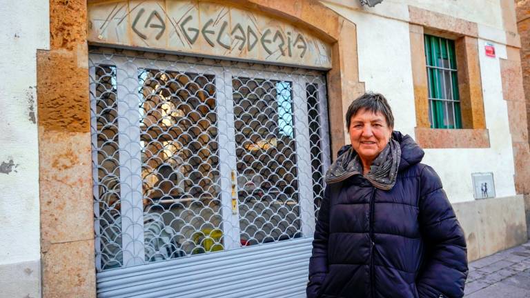 La Teresa Figueres davant l’establiment La Geladeria, ara amb la reixa abaixada. Foto: Marc Bosch
