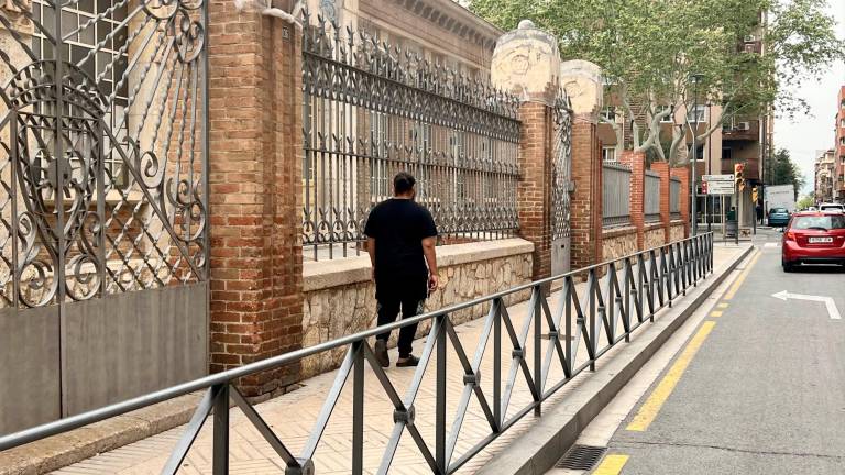 $!Delante de las puertas de la escuela Prat de la Riba se ha colocado una barandilla para mejorar la seguridad. FOTO: Alfredo González
