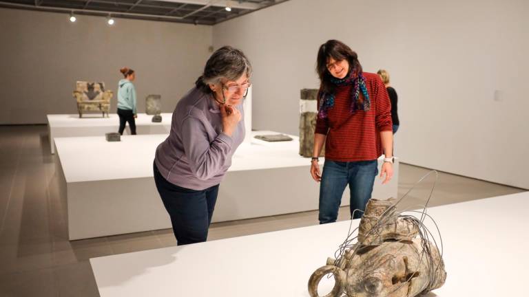 La obra ‘Càntir i bota’ es uno de los bronces de Antoni Tàpies y que se exhibe en el Museu de Valls. Foto: Alba Mariné