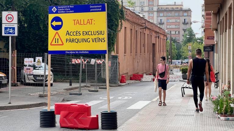 Las afectaciones al tráfico están indicadas a lo largo de toda la calle Castellvell. FOTO: Alfredo González