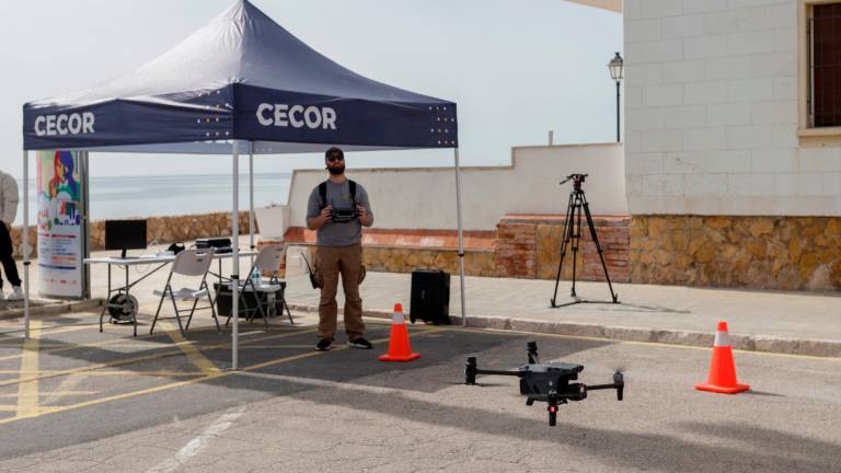 Ayer se realizó el primer vuelo de dron en la playa de Altafulla como medida de análisis. foto: Marc Bosch