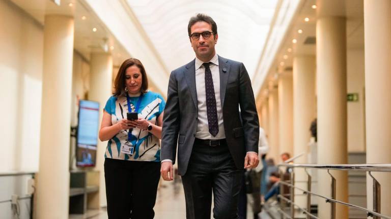 El ministro de Economía, Comercio y Empresa, Carlos Cuerpo, sale del Pleno del Senado este martes, en Madrid. Foto: EFE