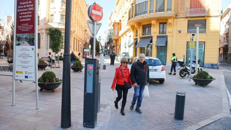 El acceso al arrabal de Santa Anna, por plaza Catalunya, ayer a las 11 h ya estaba cerrado con un bolardo y un semáforo en rojo. foto: Alba Mariné
