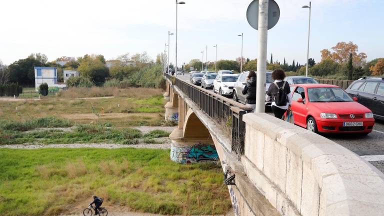 Una de las inversiones previstas es la ampliación del puente. Foto: Pere Ferré