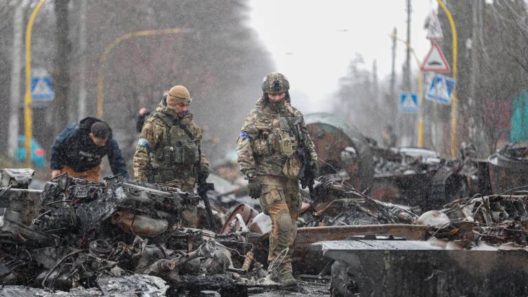 Soldados ucranianos inspeccionan material militar ruso destruido en la zona recuperada en la ciudad de Bucha. foto: EFE/EPA/ATEF SAFADI