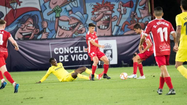 Álex Quintanilla, futbolista del Nàstic, recibe una entrada de Jackson, goleador del Villarreal B, en la final del play-off. foto: joan baseda/nàstic