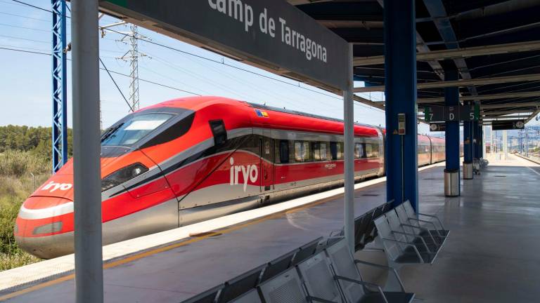 Un tren Iryo a su paso por la estación de Camp de Tarragona. FOTO: DT