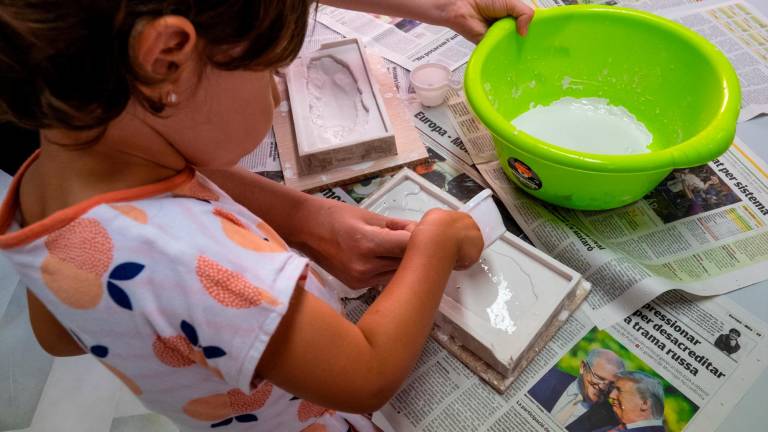 Los niños elaboran su propio Peix Pedra con escayola. Foto: Laia Díaz