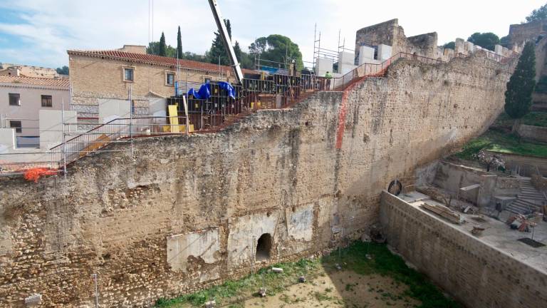 Al passeig de la muralla ja s’han instal·lat les baranes i s’ha reforçat l’estructura. Foto: J. Revillas