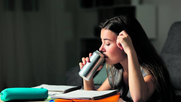 Según la Encuesta ESTUDES, 4 de cada 10 estudiantes han tomado bebidas de este tipo en los últimos 30 días. Foto: Getty Images