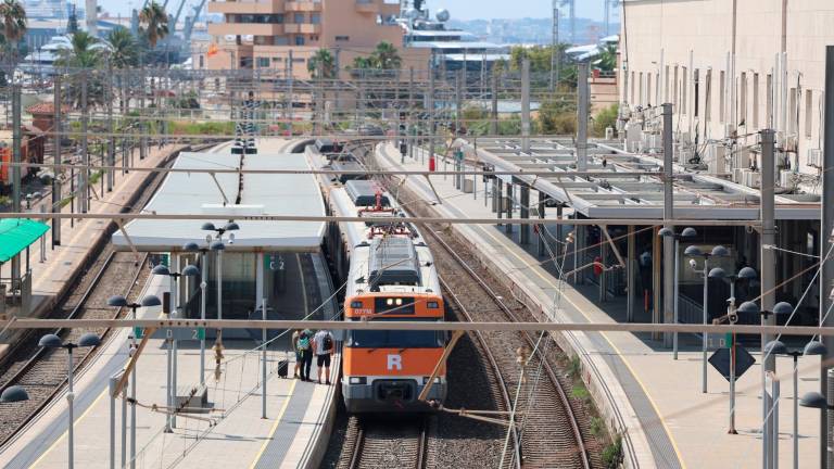 Un tren regional parado en la estación de Tarragona. Foto: Alba Mariné