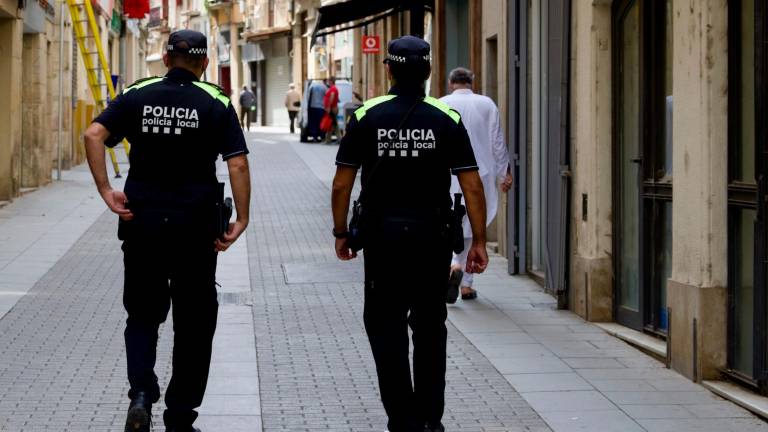 Agents de la Policia Local de Tortosa, a peu de carrer. foto: Joan revillas