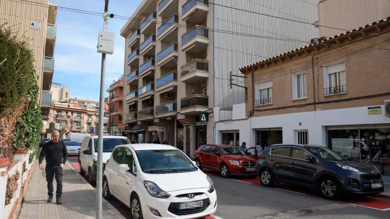 Coches estacionados en la zona roja en la calle Pau Casals. Foto: Alba Mariné/DT