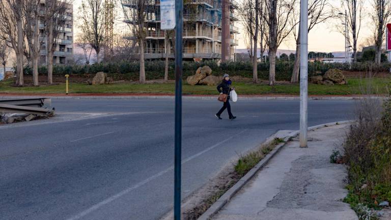 Es frecuente ver a peatones cruzando la rotonda entre Doctor Mallafré y la carretera N-240. Foto: Àngel Ullate