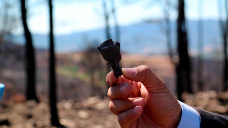 $!Un casquet de bala de la Guerra Civil trobat en una de les zones afectades per l’incendi de Corbera d’Ebre. Foto: ACN