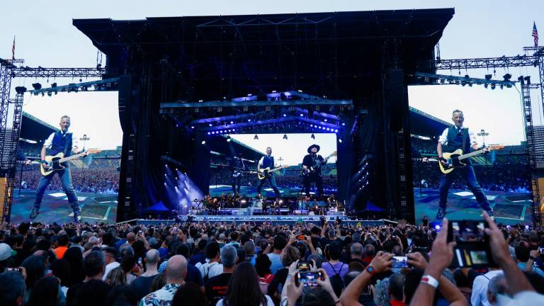 Bruce Springsteen, acompañado por la E. Street Band. foto: EFE/ Q. García