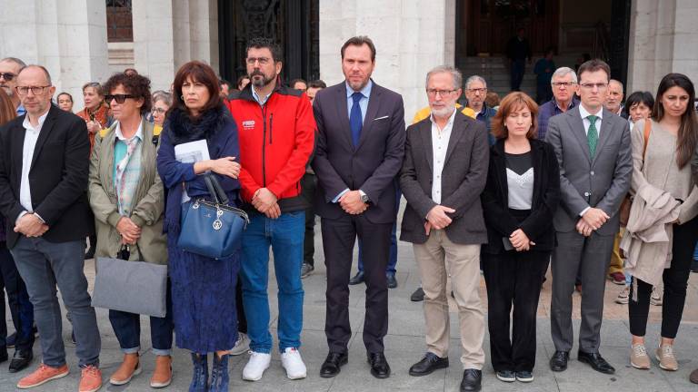 El Ayuntamiento de Valladolid ha convocado un minuto de silencio y el alcalde, como el resto de la corporación, se han concentrado en la Plaza Mayor. FOTO: EFE