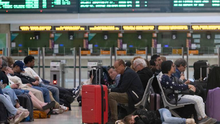 Imagen de varios pasajeros atrapados en Sants. Foto: EFE