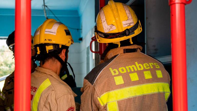 Dos efectivos de Bombers de la Generalitat. Foto: Bombers de la Generalitat