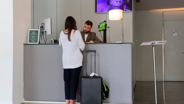 Una turista a su llegada a un hotel de Barcelona. La próxima semana colgarán el cartel de completo. Foto: ACN