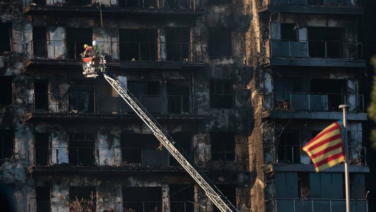 Bomberos trabajan en el incendio de Valencia. Foto: EFE