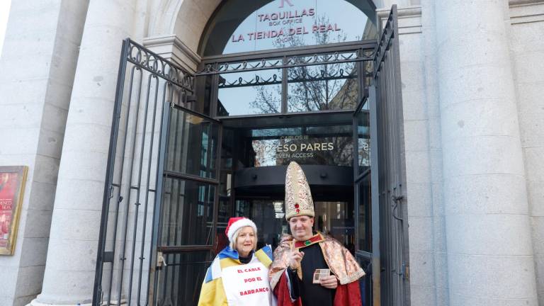 Varias personas esperan en las puertas del Palacio Real para asistir al Sorteo Extraordinario de la Lotería de Navidad que se celebra este viernes. Foto: EFE