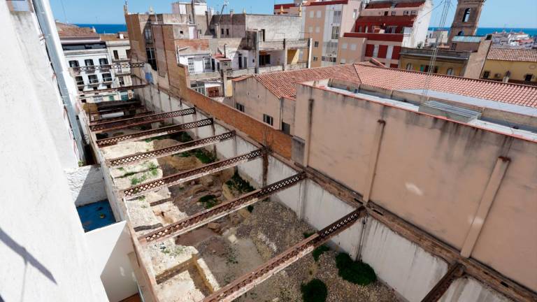 El solar comunica con las calles Unió y Fortuny, junto al edificio de la Biblioteca Pública. foto: Marc Bosch