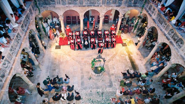 Pregó de la Festa als Reials Col·legis, l’any 2001. FOTO: Joan REvillas
