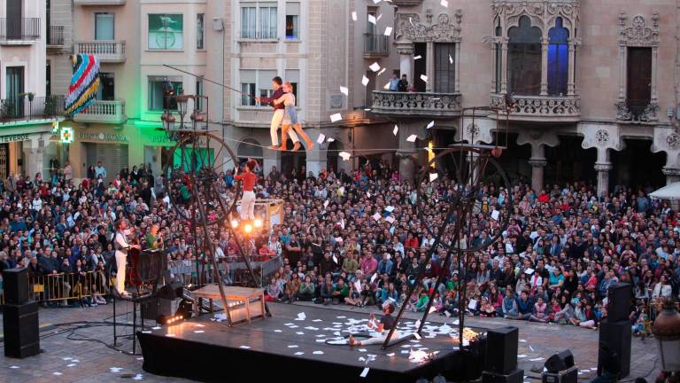 La plaza del Mercadal llena de gente, en una edición pasada del Trapezi. Foto: Alba Mariné