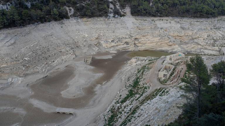 Situació d’escassedat d’aigua al pantà durant l’agost del 2024, fa set mesos. foto: Joan REvillas