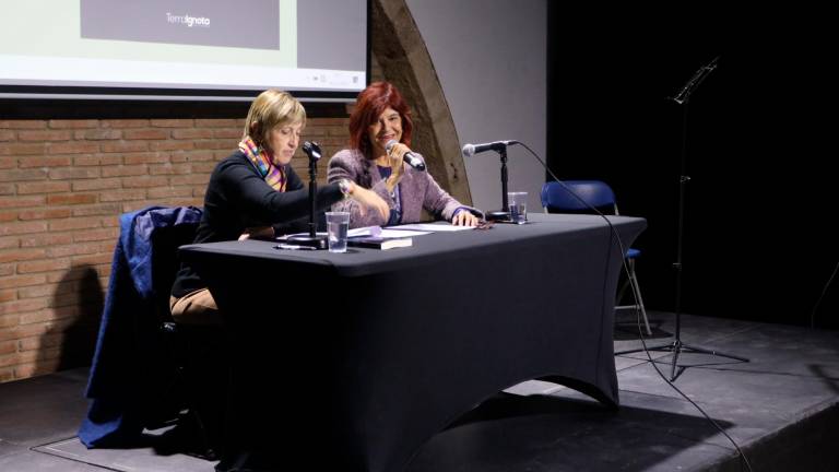 Teresa Duch (izquierda) acompañada de Coia Valls (derecha) en la presentación del libro. FOTO: ALBA MARINÉ