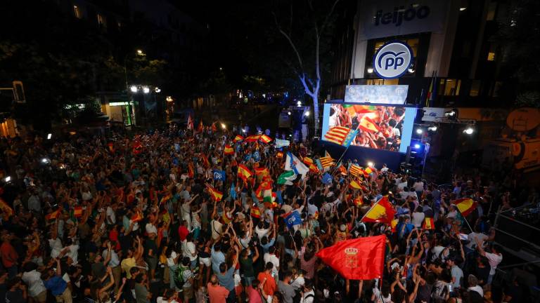 Los militantes del PP celebran los 136 escaños conseguidos. Foto: EFE
