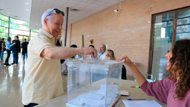 Un hombre votando en Tarragona. Foto: ACN