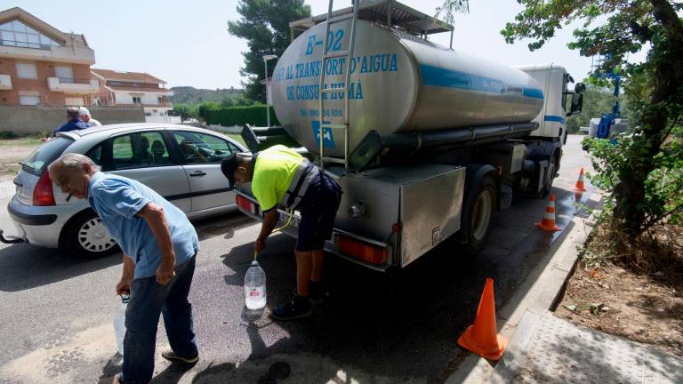Durant dos mesos l’Ajuntament ha facilitat aigua als veïns amb vehicles i camions cisterna. Foto: Joan Revillas