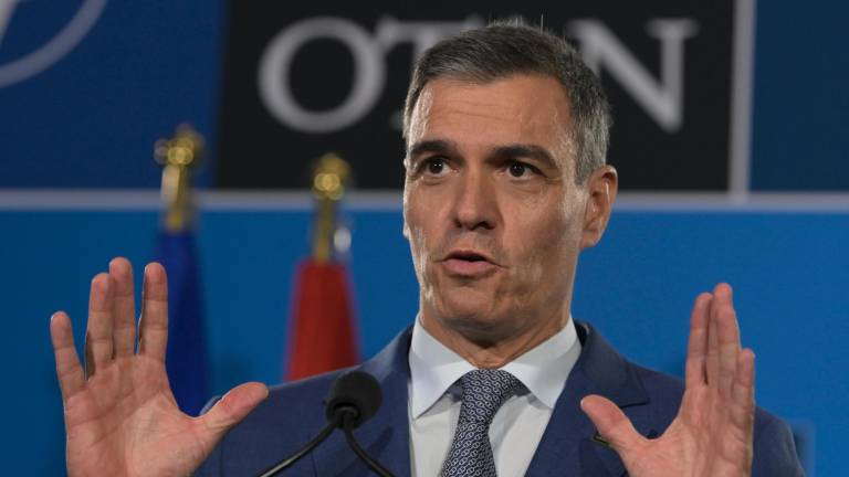 El presidente del Gobierno de España, Pedro Sánchez, habla en una rueda de prensa tras las reuniones del Tratado Atlántico Norte (OTAN) este jueves, en el Centro de Convenciones Walter E. Washington, en Washington (Estados Unidos). Foto: EFE