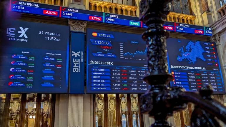 El parqué abrió en rojo con Trump publicando mensajes en Truth Social instando a “ser fuerte, valiente y paciente”. Foto: EFE