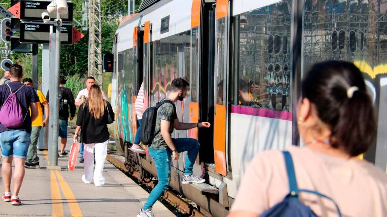 Los andenes de la estación de Montcada se han vuelto a llenar de viajeros este lunes. Foto: ACN