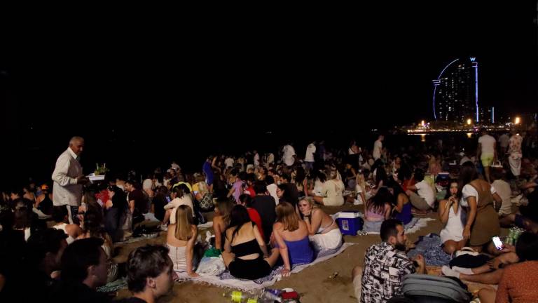 Gente en la playa celebrando Sant Joan. Foto: ACN